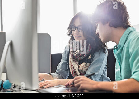 Creative business colleagues using desktop computer in office Banque D'Images