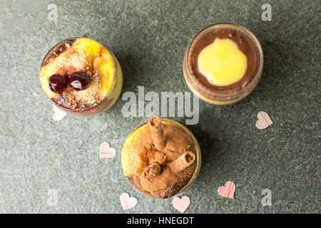 De pudding fait maison de la vanille et du chocolat dans une tasse Banque D'Images