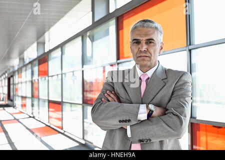 Portrait of middle aged businessman à railroad station