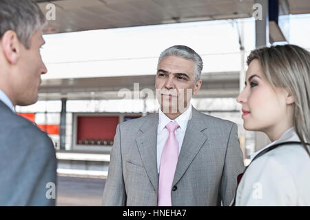 Homme d'affaires avec des collègues on train platform Banque D'Images