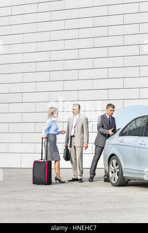 D'affaires avec une assurance communication en dehors de la rue de voiture Banque D'Images