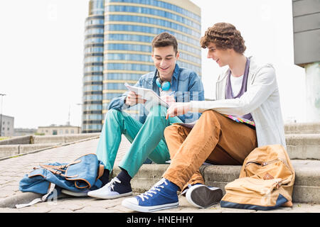 Toute la longueur du jeune homme college les étudiants qui participent à des mesures contre la construction Banque D'Images