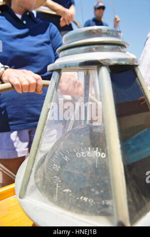 Close-up de Compass sur la barre du voilier Banque D'Images