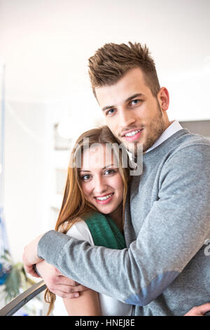 Portrait de jeune homme aimant hugging woman at cafe Banque D'Images