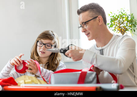 Père et fille Christmas at home Banque D'Images