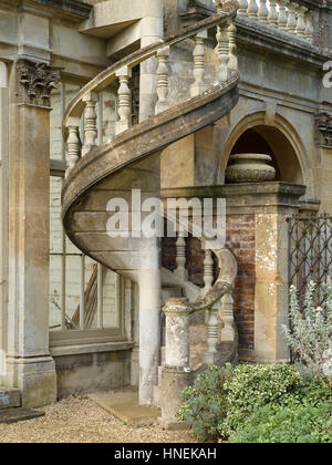 L'extérieur, l'escalier en pierre, Archway house, Château Ashby House and Gardens, Castle Ashby, Northamptonshire, England, UK Banque D'Images