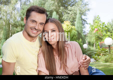 Portrait de beau jeune couple dans le parc de loisirs de dépenses Banque D'Images