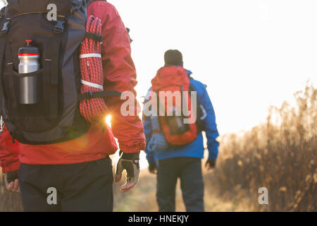 Vue arrière de l'homme dans la zone de marche backpackers Banque D'Images