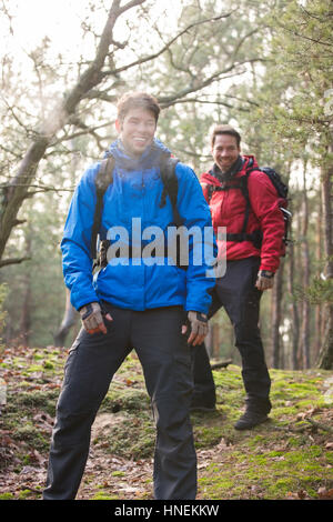 Heureux randonneurs masculins à l'écart dans la forêt Banque D'Images