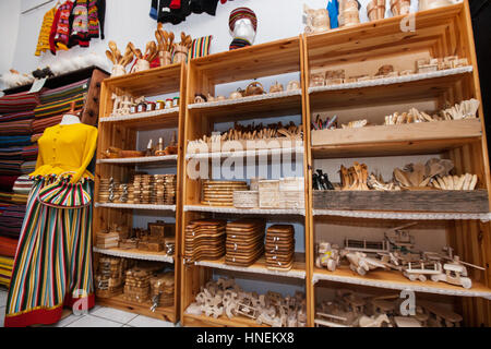 Artisanat en bois affiche sur les étagères de la boutique Banque D'Images