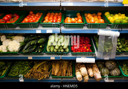 Divers légumes sur des étagères dans épicerie Banque D'Images