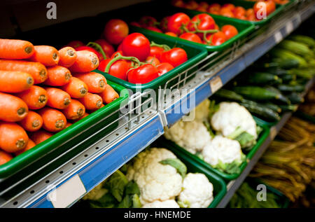 Divers légumes sur l'affichage in grocery store Banque D'Images