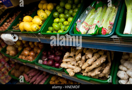 Divers légumes sur l'affichage in grocery store Banque D'Images