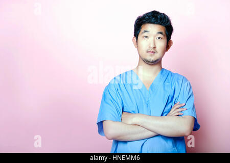 Jeune médecin stagiaire asiatiques portant des gommages corporels Banque D'Images
