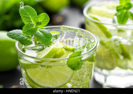 Lime menthe d'été cocktail mojito au rhum et glace en verre sur fond noir Vue de dessus Banque D'Images