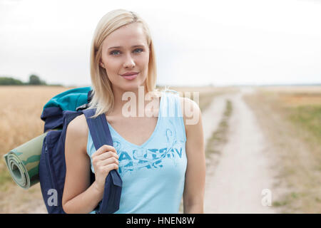 Portrait of female hiker magnifique sac à dos avec l'article sur terrain Banque D'Images