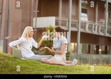 Business disputes dans office lawn Banque D'Images