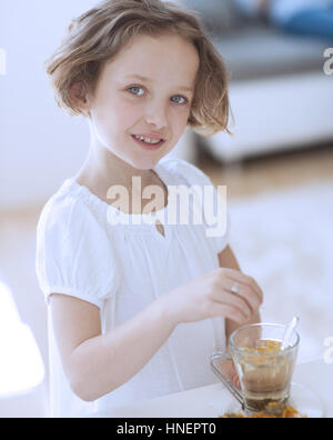 Jeune fille à la tasse de thé et de fleurs Banque D'Images