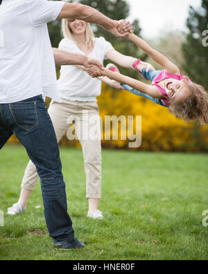 Jeune couple swinging fille entre eux Banque D'Images