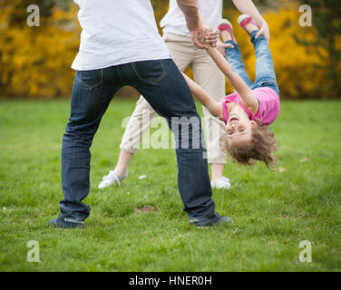 Jeune couple swinging fille entre eux Banque D'Images