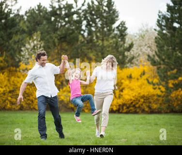 Jeune couple swinging fille entre eux Banque D'Images