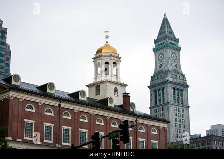 Faneuil Hall Custom House Tower en arrière-plan, Boston Banque D'Images