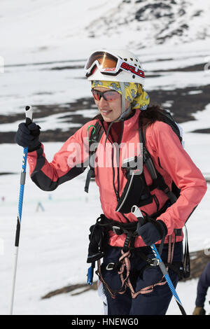 Portrait de jeune femme équipée du ski - participant à Open Cup de la Russie sur le ski-alpinisme sur Kamchatka. Banque D'Images