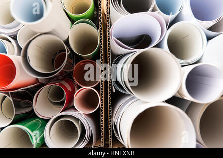 Close-up à partir de la vue ci-dessus des tas de rouleaux de papier d'impression blanc et films colorés à l'intérieur des boîtes de cartoon. Concept d'arrière-plan Banque D'Images
