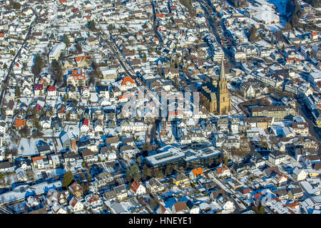 Cityscape en hiver, avec le centre-ville de St Pancras, Warstein, Rhénanie-Palatinat, Hesse, Allemagne Banque D'Images