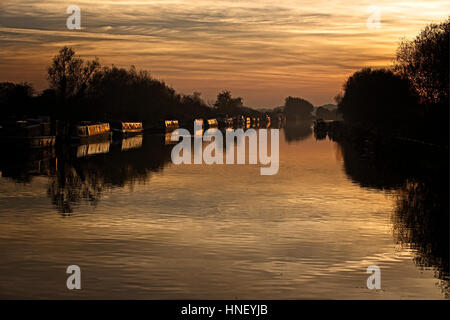 Coucher de soleil sur le Canal de Gloucester et la netteté du pont Patch, Slimbridge, Gloucestershire, Angleterre, Royaume-Uni. Banque D'Images