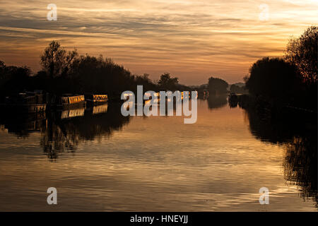 Coucher de soleil sur le Canal de Gloucester et la netteté du pont Patch, Slimbridge, Gloucestershire, Angleterre, Royaume-Uni. Banque D'Images