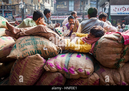 Les transporteurs se reposer, après la distribution des marchandises dans le marché intérieur, Chandni Chowk, Old Delhi, Inde Banque D'Images