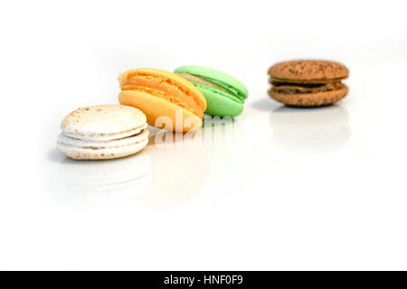 Pile de Biscuits macaron multicolore isolé sur blanc. Banque D'Images