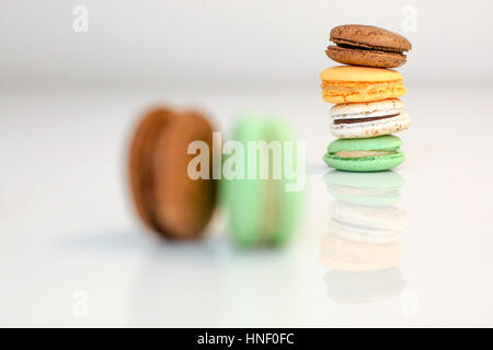 Pile de Biscuits macaron multicolore isolé sur blanc. Banque D'Images