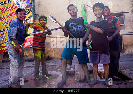 Les amis célébrant le Holi festival du printemps pour célébrer l'amour entre Krishna et Radha, Jaipur, Rajasthan, Inde Banque D'Images
