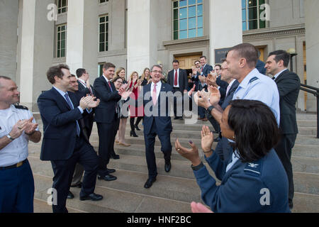 Le personnel du ministère de la Défense américain applaudissent comme secrétaire de la Défense Ashton Carter quitte le Pentagone sur son dernier jour de son mandat, le 19 janvier 2017 à Washington, DC. Banque D'Images