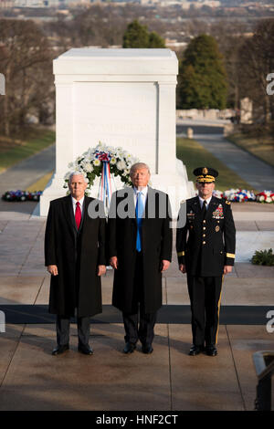 Vice-président élu américain Mike Pence, Président élu de Donald Trump, et U.S. Army District militaire de Washington Commandant général Bradley Becker lors d'une cérémonie au cimetière national d'Arlington à la Tombe du Soldat inconnu le 19 janvier 2017 à Arlington, en Virginie. Banque D'Images