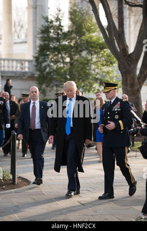 Le président élu américain Donald Trump et U.S. Army District militaire de Washington Commandant général Bradley Becker à pied près du Cimetière National d'Arlington Memorial Amphitheater après une cérémonie de dépôt le 19 janvier 2017 à Arlington, en Virginie.