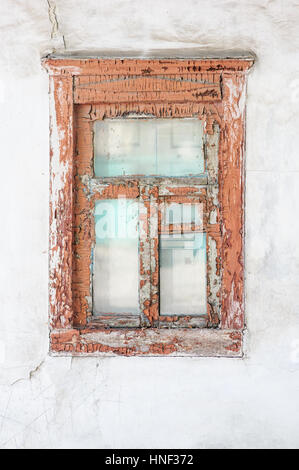 Vieille fenêtre en bois dans une vieille maison Banque D'Images