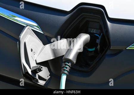 L'électricité, véhicule électrique Renault Kangoo, raccordement électrique, station, hybrides, plug in, MUC, EDDM, Aéroport Munich, Erding, 85399, Munich Banque D'Images