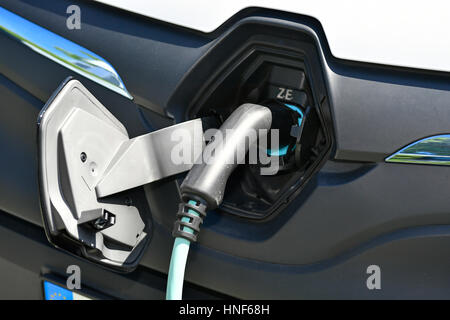 L'électricité, véhicule électrique Renault Kangoo, raccordement électrique, station, hybrides, plug in, MUC, EDDM, Aéroport Munich, Erding, 85399, Munich Banque D'Images