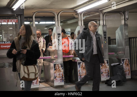 Les banlieusards passent par des tourniquets à 47-50th Sts. La station de métro Rockefeller Center au cours de la soirée l'heure de pointe dans le centre de Manhattan. Banque D'Images