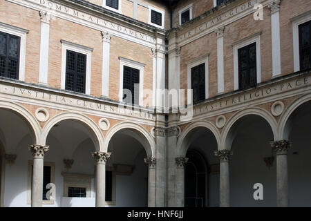 La cour au Palazzo Ducale à Urbino, montrant les détails architecturaux et de lettrage. Banque D'Images