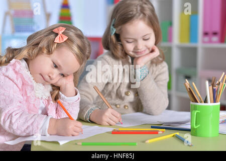 Deux filles mignonnes petites dimensions Banque D'Images