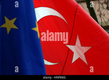 Luxembourg 14.11.2006. Vue de la Turquie et de l'Europe drapeaux devant de ministère d'Etat du Luxembourg. Banque D'Images