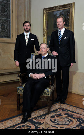 20110105 LUXEMBOURG, LUXEMBOURG : Photo de groupe de la famille avant le 90 anniversaire du Grand-duc Jean de Luxembourg à Luxembourg, Palais Royal. de L. à R. Lu Banque D'Images