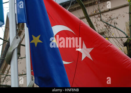 Luxembourg 14.11.2006. Vue de la Turquie et de l'Europe drapeaux devant de ministère d'Etat du Luxembourg. Banque D'Images