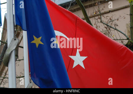 Luxembourg 14.11.2006. Vue de la Turquie et de l'Europe drapeaux devant de ministère d'Etat du Luxembourg. Banque D'Images