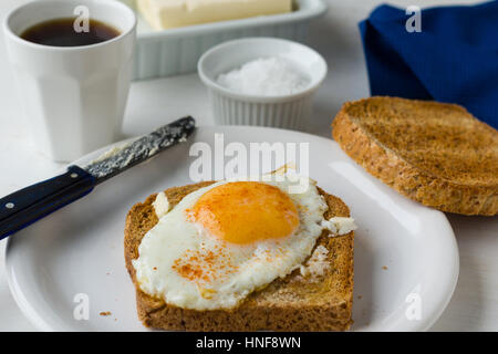 Toast avec oeuf au plat déjeuner on white plate Banque D'Images