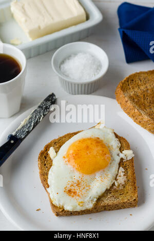 Toast avec oeuf au plat déjeuner on white plate Banque D'Images